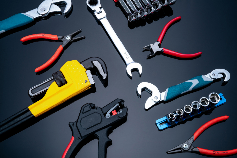 mechanic-tools-set-pipe-wrench-bent-wrench-nuts-spanner-pliers-chrome-combination-wrenches-service-technician-tools-maintenance-fix-work